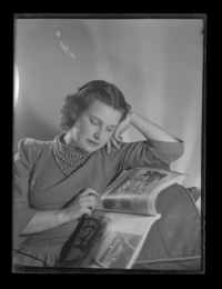 [mujer leyendo una revista]