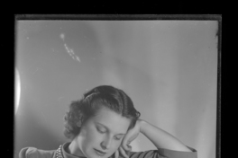 [mujer leyendo una revista]