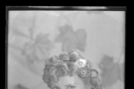 [Mujer con flores en el pelo tocando su mejilla]