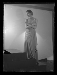 [Mujer de pie con los brazos cruzados sobre el pecho]