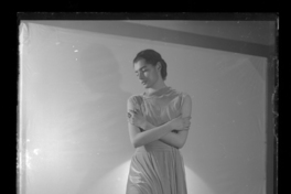 [Mujer de pie con los brazos cruzados sobre el pecho]