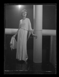 [Mujer en traje de gala]