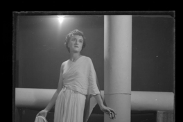 [Mujer en traje de gala]