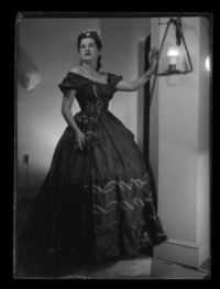 [Mujer en traje de gala]