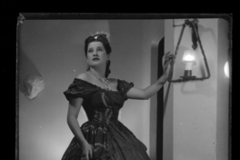 [Mujer en traje de gala]