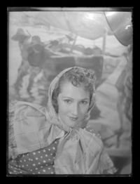 [Mujer con su cabeza cubierta por una pañoleta]