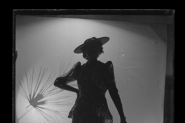 [Silueta oscura de una elegante mujer]