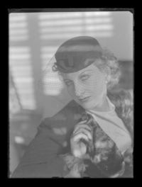 [Mujer con sombrero de velito]