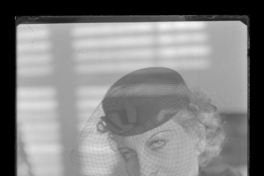 [Mujer con sombrero de velito]