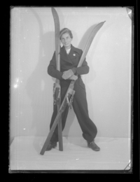 [Mujer joven con equipo para esquiar]