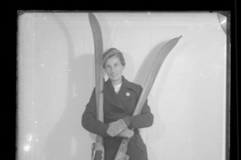 [Mujer joven con equipo para esquiar]