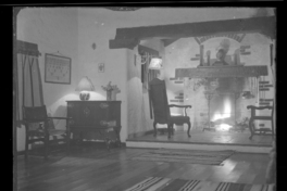 [Vista de la sala y chimenea de la residencia Linderos]