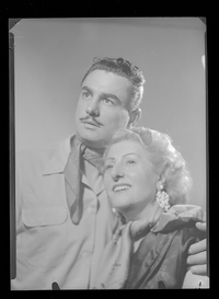 [Pareja de actores de radioteatro]