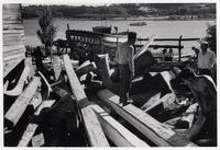 [Trabajadores construyendo embarcaciones en el Astillero]