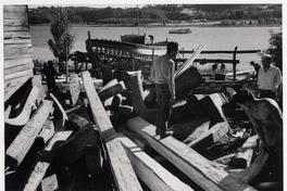 [Trabajadores construyendo embarcaciones en el Astillero]