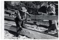 [Trabajadores construyendo embarcaciones en el Astillero]