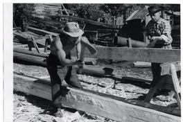 [Trabajadores construyendo embarcaciones en el Astillero]