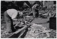 [Trabajadores construyendo embarcaciones en el Astillero]