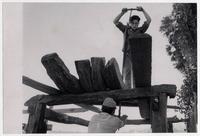 [Trabajadores construyendo embarcaciones en el Astillero]