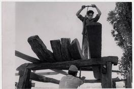 [Trabajadores construyendo embarcaciones en el Astillero]