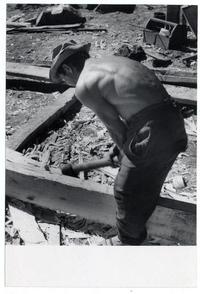 [Trabajador en sus labores de construcción en el astillero]