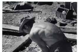 [Trabajador en sus labores de construcción en el astillero]