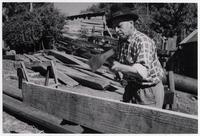 [Trabajador en sus labores de construcción en el astillero]