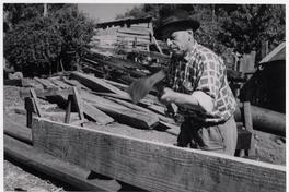 [Trabajador en sus labores de construcción en el astillero]