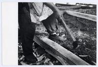 [Detalle de las manos de un trabajador del astillero con su herramienta de trabajo]