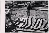 [Trabajadores construyendo embarcaciones en el Astillero]