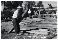 [Trabajadores construyendo embarcaciones en el Astillero]