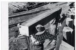 [Trabajadores construyendo embarcaciones en el Astillero]