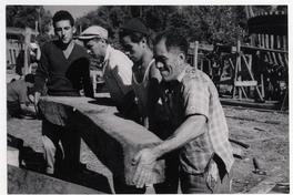 [Trabajadores construyendo embarcaciones en el Astillero]