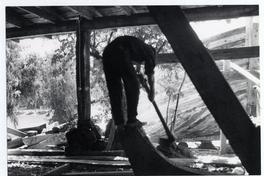 [Trabajador en sus labores de construcción en el astillero]
