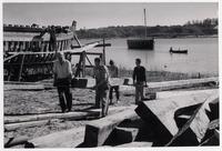 [Trabajadores construyendo embarcaciones en el Astillero]