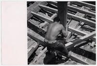 [Trabajador en sus labores de construcción en el astillero]