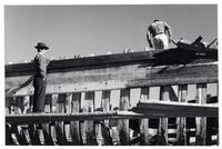 [Trabajadores construyendo embarcaciones en el Astillero]