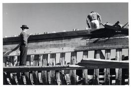 [Trabajadores construyendo embarcaciones en el Astillero]