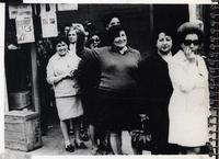 [Mujeres en la fila para sufragar]