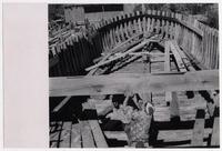 [Trabajadores construyendo embarcaciones en el Astillero]