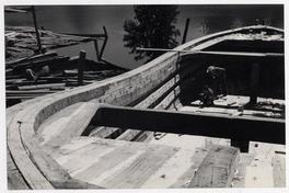 [Trabajadores construyendo embarcaciones en el Astillero]