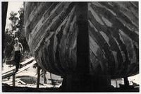 [Trabajador junto a una embarcación]