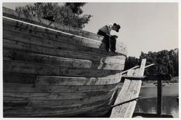 [Trabajador en sus labores de construcción en el astillero]