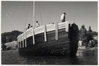 [Trabajadores a bordo de una embarcación en el astillero]