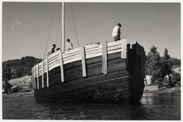 [Trabajadores a bordo de una embarcación en el astillero]