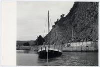 [Grupo de personas a orillas del río Maule observando una embarcación]