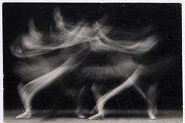 Movimiento sugerido [en una escena de ballet]
