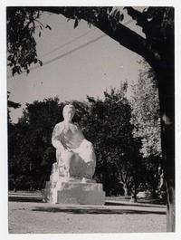 [Monumento a] Gabriela Mistral por Laura Rodig en Quinta Normal