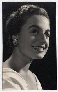 [Retrato de medio cuerpo de una señorita con un gesto de alegría]