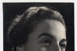 [Retrato de medio cuerpo de una señorita con un gesto de alegría]